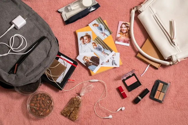 Que trouve-t-on dans le sac d’une Gen Z aux USA ? Les objets essentiels dans le sac d’une New-Yorkaise de la Génération Z