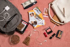 Les objets essentiels dans le sac d’une New-Yorkaise de la Génération Z